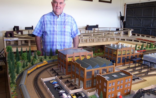 Johan Pentz by sy enorme uitleg, met die onvoltooide gedeelte agter hom